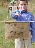 Aqui viene la Novia Burlap Sign